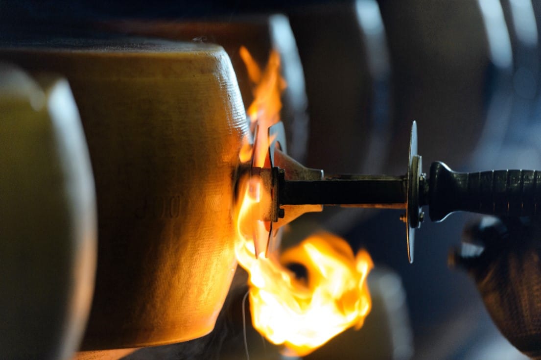 Parmigiano Reggiano mezzano: tutto sui marchi del Re dei Formaggi
