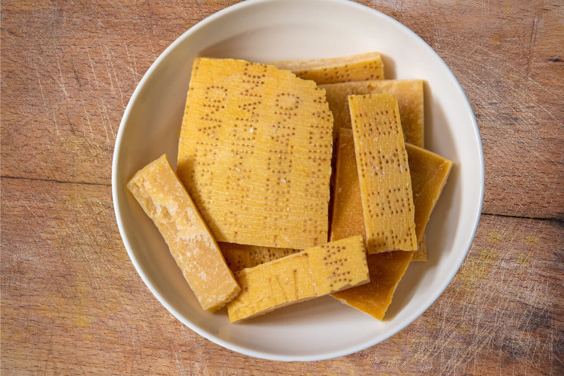 Non buttare le croste di Parmigiano! 3 idee per riutilizzarle in cucina