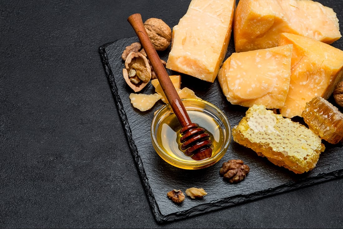 Parmigiano e miele: come abbinare il Re dei formaggi
