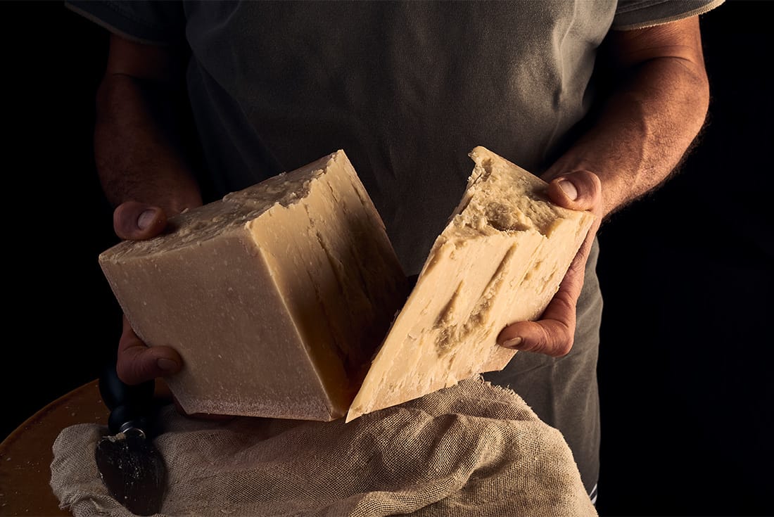 Come tagliare il parmigiano, dalla forma alle scaglie.